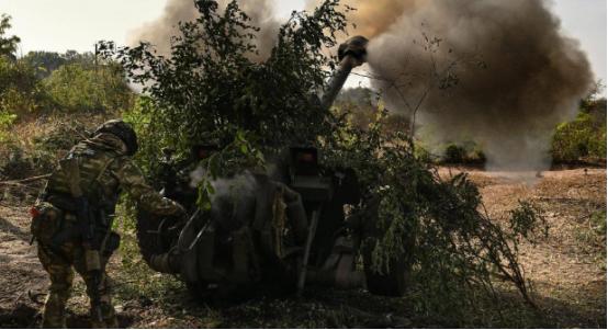 几十个乌军士兵，举着白旗走出来，说的第一句话，不是求饶。是：“不是我们不想守，是