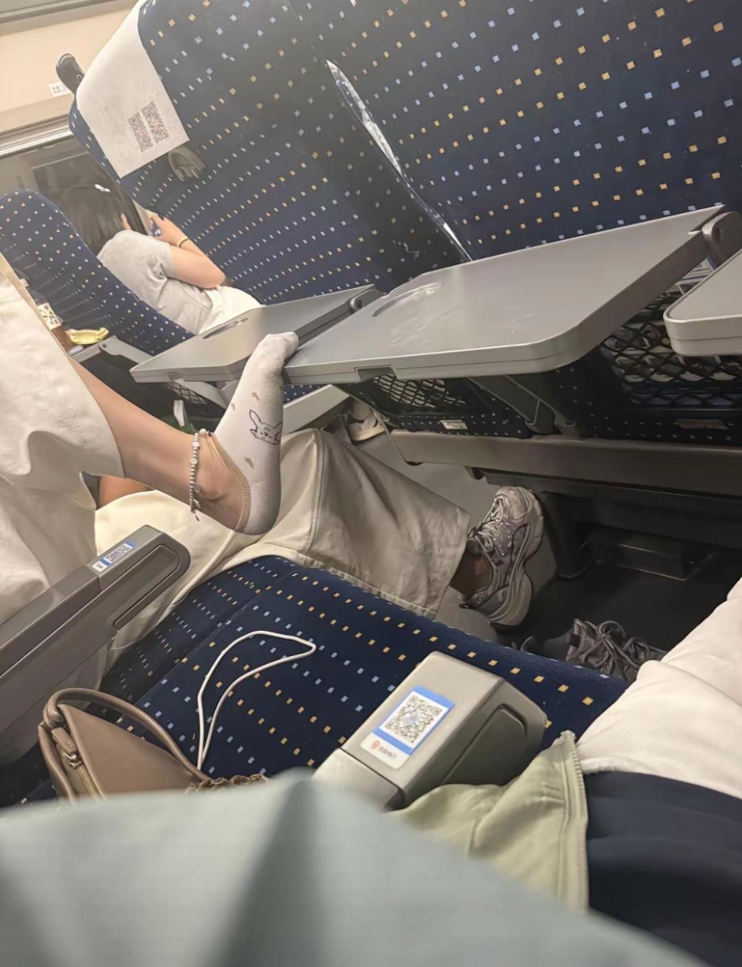 公共场合非要秀一下自己的袜子吗？