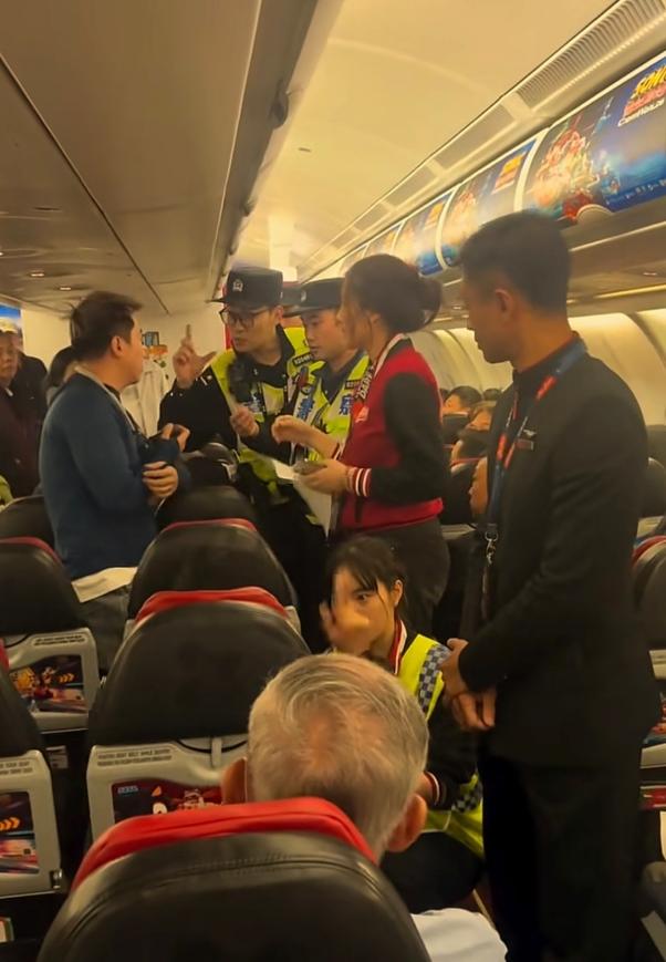 南航空姐大闹亚航，飞机延误，把全体乘客绑上战车。帽子叔叔一到，瞬间安静了！ 