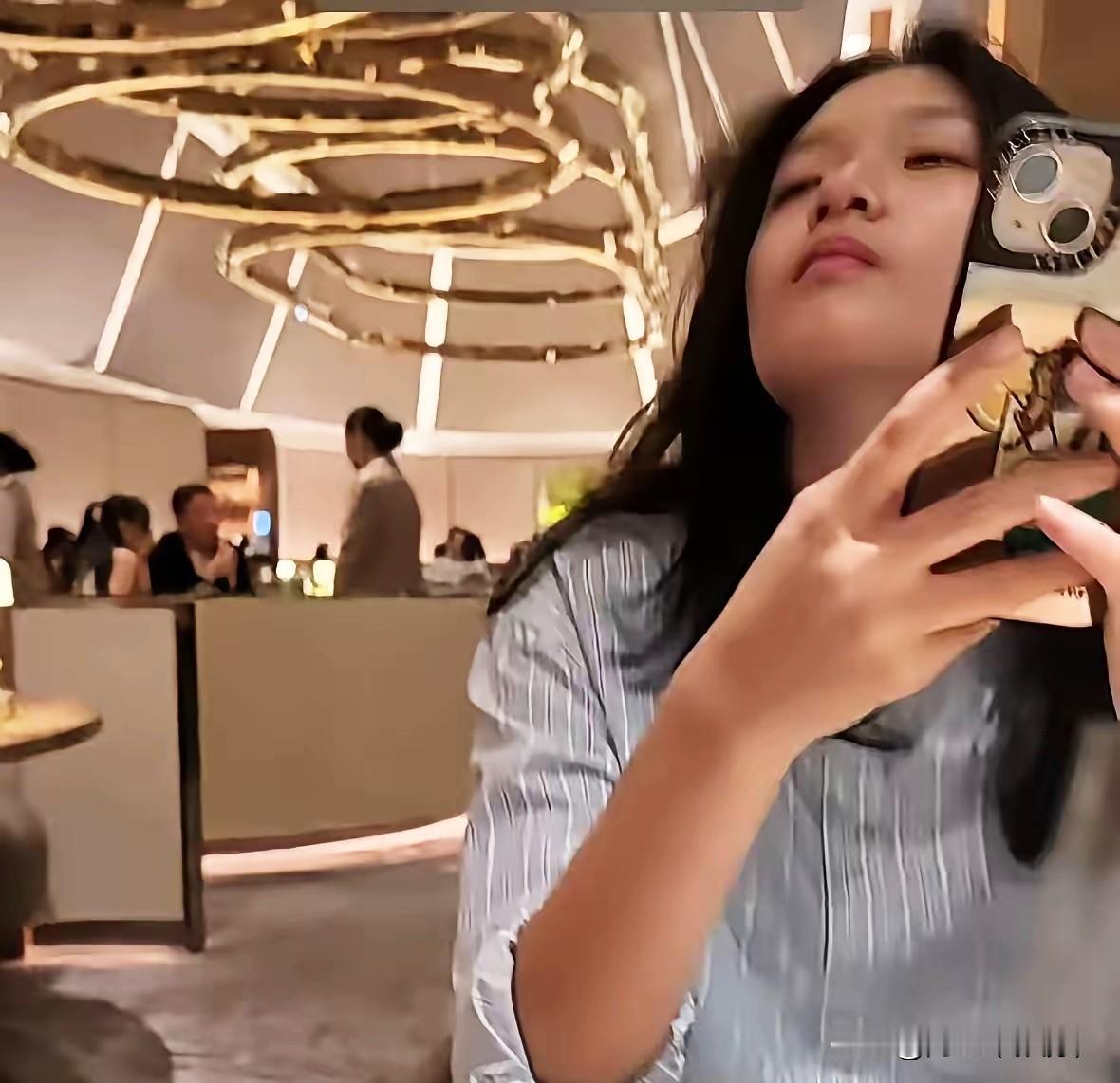 同样是围着小玥儿，两组长辈的日常一对比，高下一眼分明，网友看完纷纷感慨：孩子心里