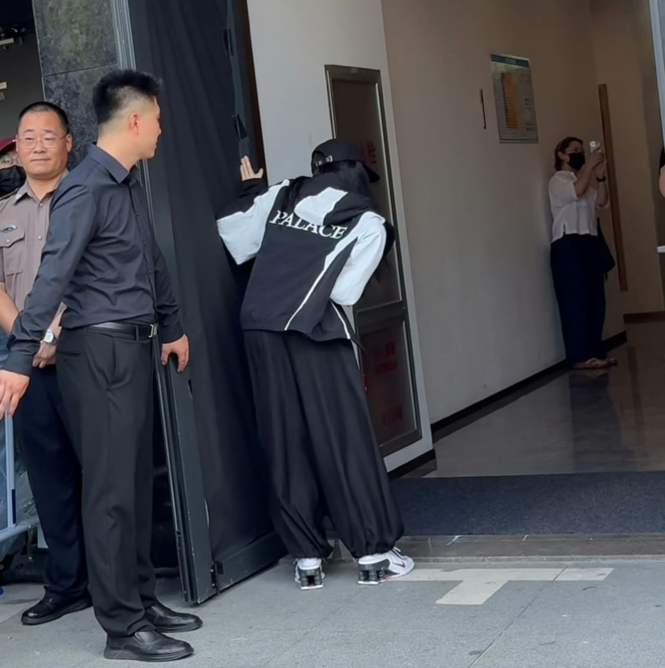 虽然背面看很搞笑甚至略微心酸但是正面这一下好虞书欣累到扶墙