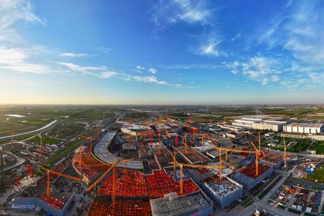 上海机场亮出2025年成绩单: 服务1.35亿旅客、450万吨货邮吞吐