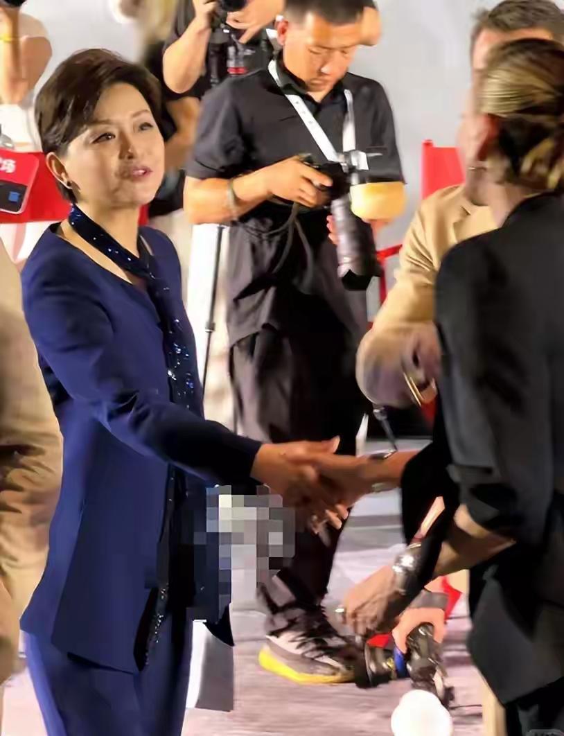陈璇这件事。给所有公众人物上了一课。求人不用卑躬，待客无需屈膝，最好的待客礼