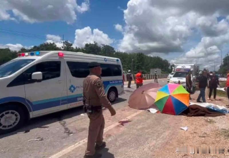 泰国穆达汉11岁男孩私自开走家中皮卡车，车辆失控冲撞沿街托钵僧侣队伍，5名僧人当