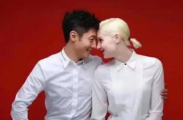 八年前李白和撒贝宁结婚，多少人觉得她亏了？一个亿万千金，一个主持人。现在才看明白