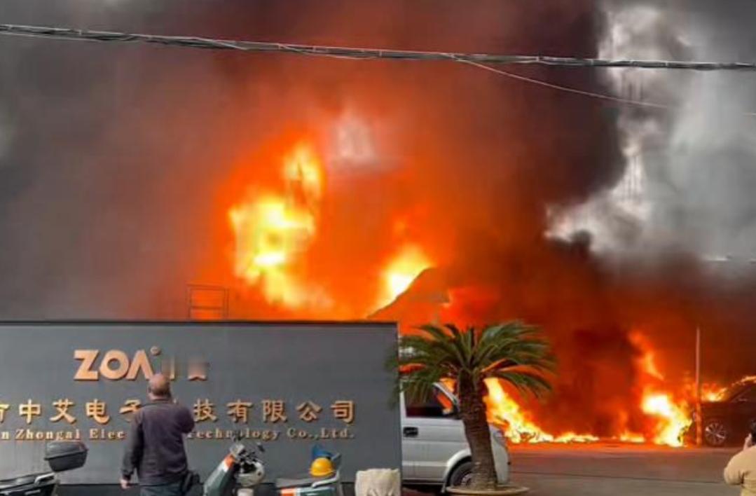 广东中山一电子厂房突发大火12月4日，广东中山一家电子科技公司突发火灾。‌引发