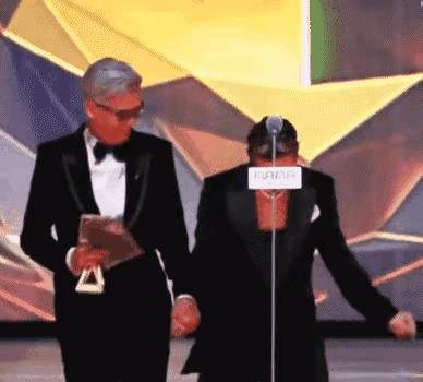 看到周润发在MAMA颁奖礼上的表现，我心里膈应得慌。香港刚经历火灾，全城都陷