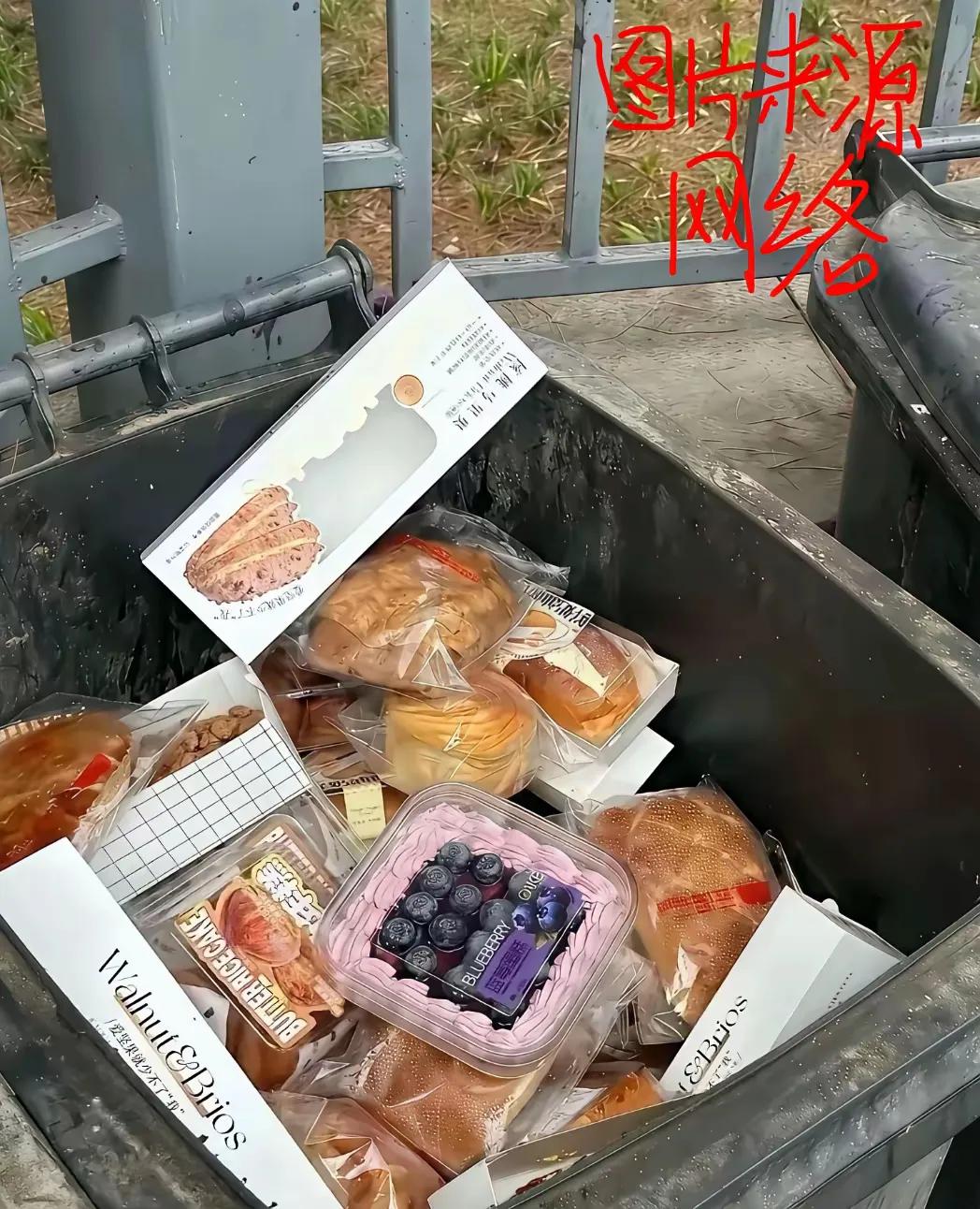 网上刷到有家蛋糕店每天卖不掉的蛋糕、水果，到了第二天直接就扔进垃圾桶了。其实