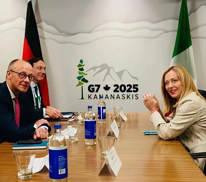 G7差不多沦为了西方国家领导人相互吃请的“聚吃”。G7的没落几乎是