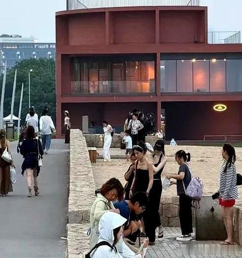 何穗携儿子亮相阿那亚，她陪伴孩子海滩玩耍，完全退下超模光环