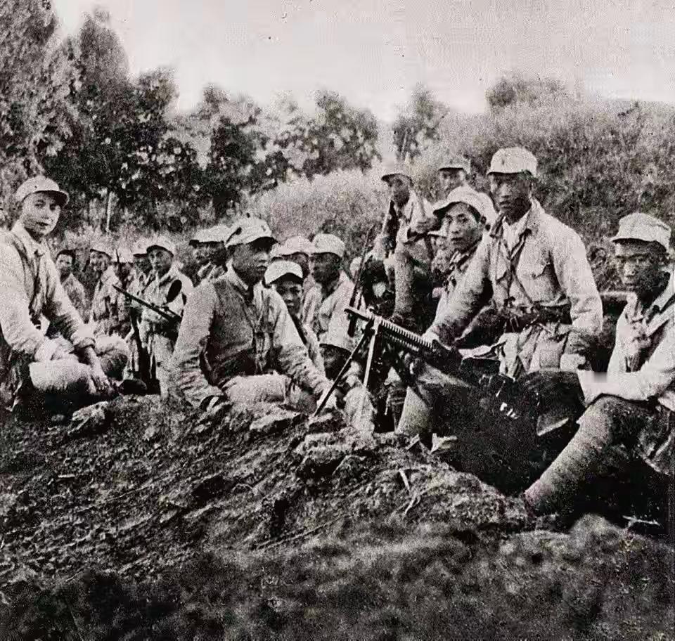 1955年，年过50的抗战英雄肖万世，爱上了18岁的少女，女方父亲却不同意