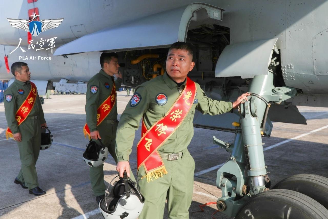 钱江飞豹，老飞停飞同场歼轰-7A、歼-16见证新鲜血液注入，有机也有人烽火问鼎计