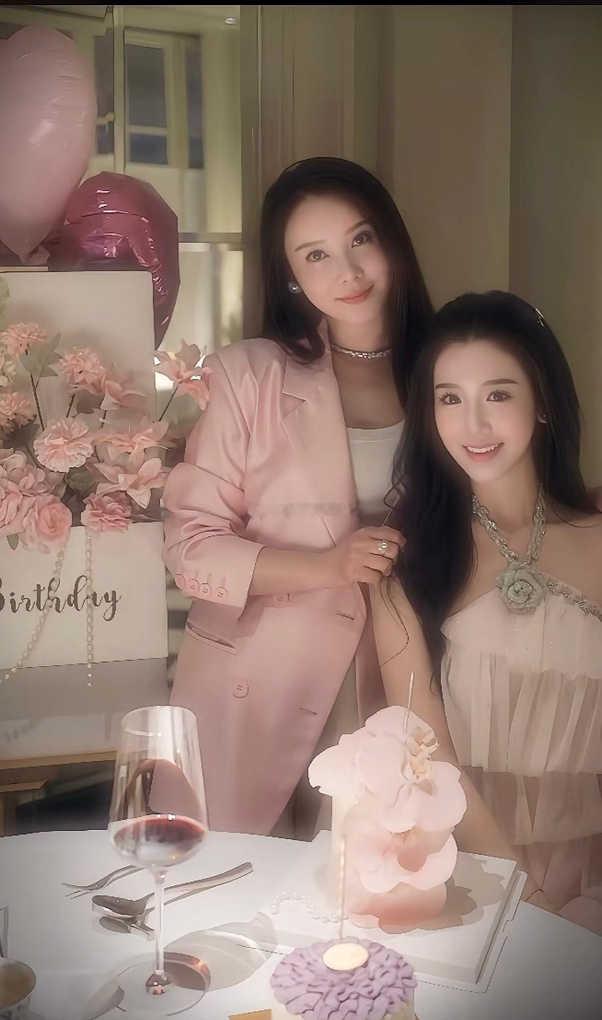 母女都很有气质。