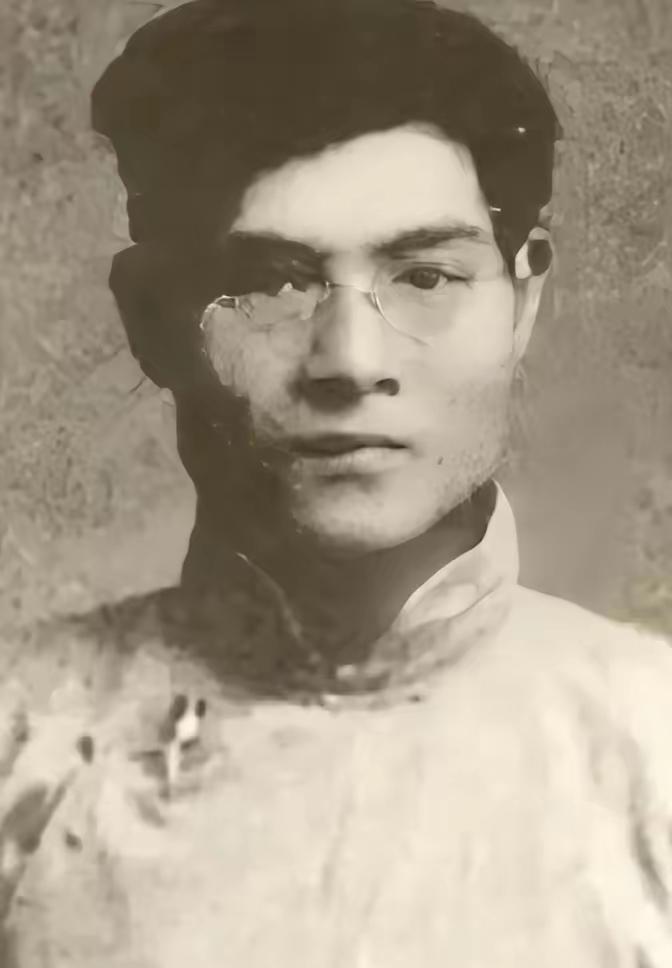 1960年，乐会县一位老农何世富，临终前向妻子坦白：“我原名叫何畏，是红军的军长