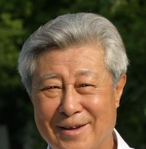 93岁高龄的王心刚，如今在中国住进了一家普通养老院，每月开销不过6800元，没雇