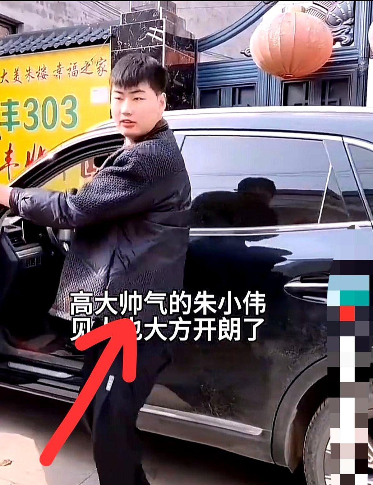 朱小伟考了驾照，开上红旗H9，还当爹了。以前被说扶不起的阿斗，现在却成了别人家