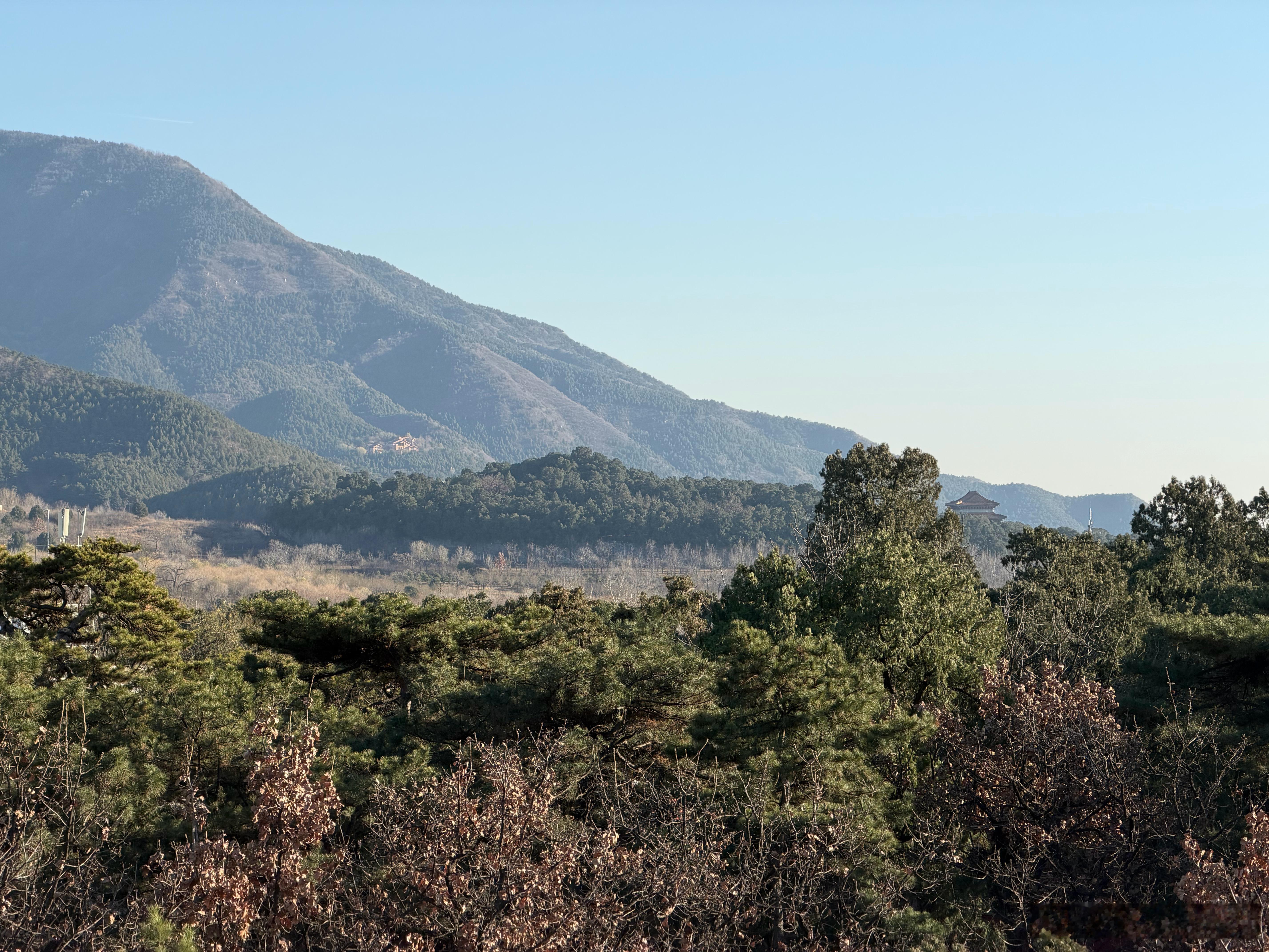 站在长陵明楼前，眺望东南方向的嘉靖永陵。这座“量仿长陵之规”的陵寝，规模宏大，装