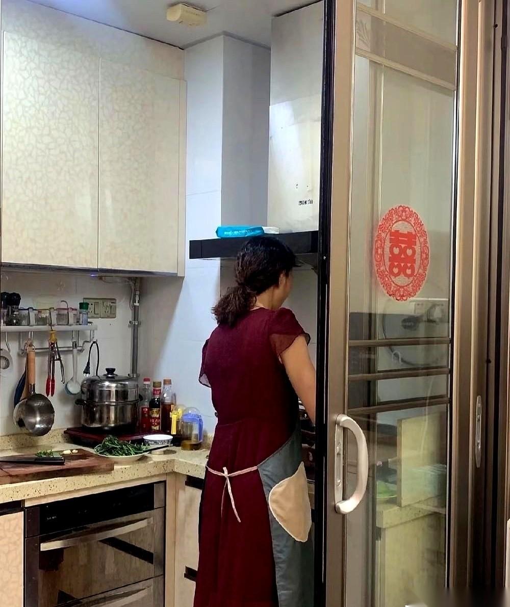 就因为不想跟婆婆住，老公居然拿离婚威胁我。我真的当场就想笑。都什么年代了，还