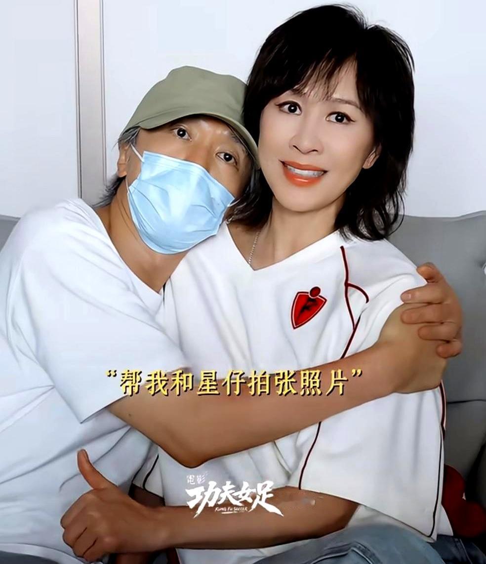 当62岁的周星驰把头轻轻靠在刘嘉玲肩上时，气氛一下子像回到旧港片的片场。合影刚