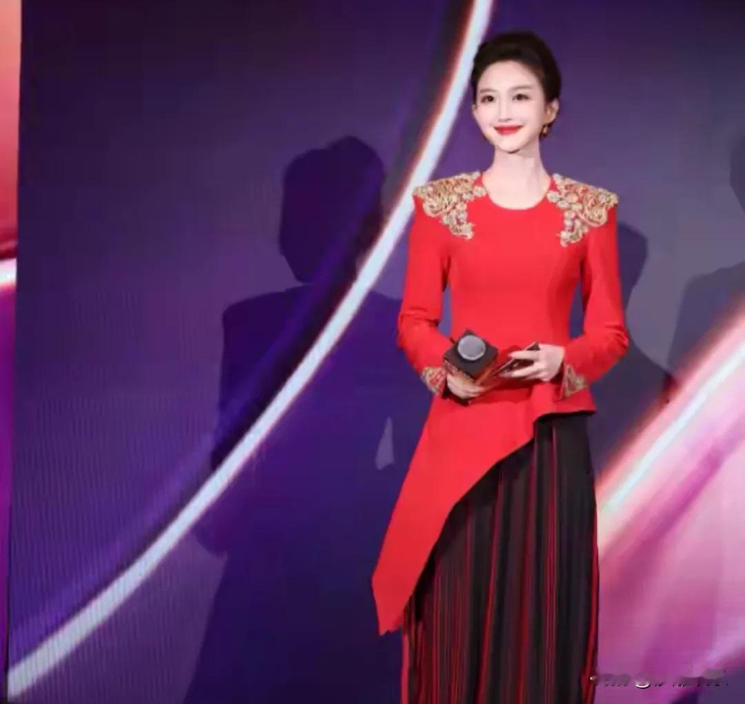 春晚主持人上新了！39岁的刘心悦，成了今年主会场的新面孔。知道她是谁吗？一个从汉