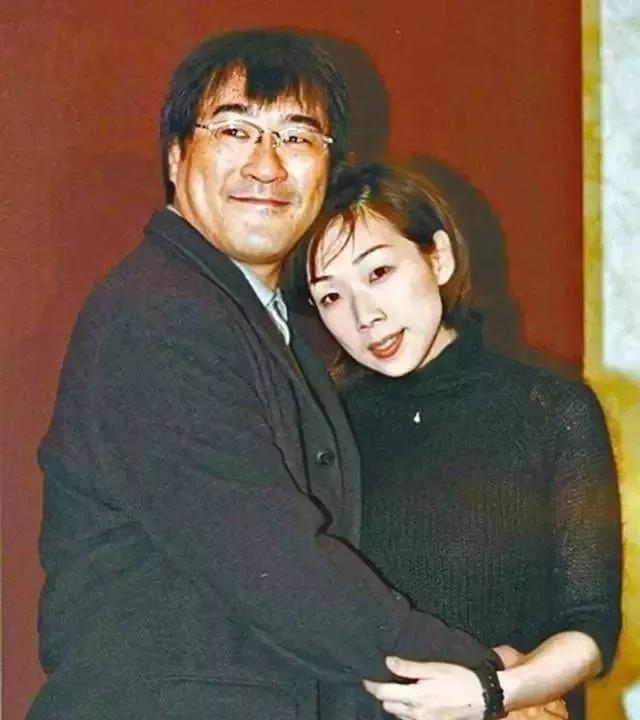 1994年，36岁李宗盛热情追求28岁林忆莲。两人同居后，林忆莲很快怀孕。之后，