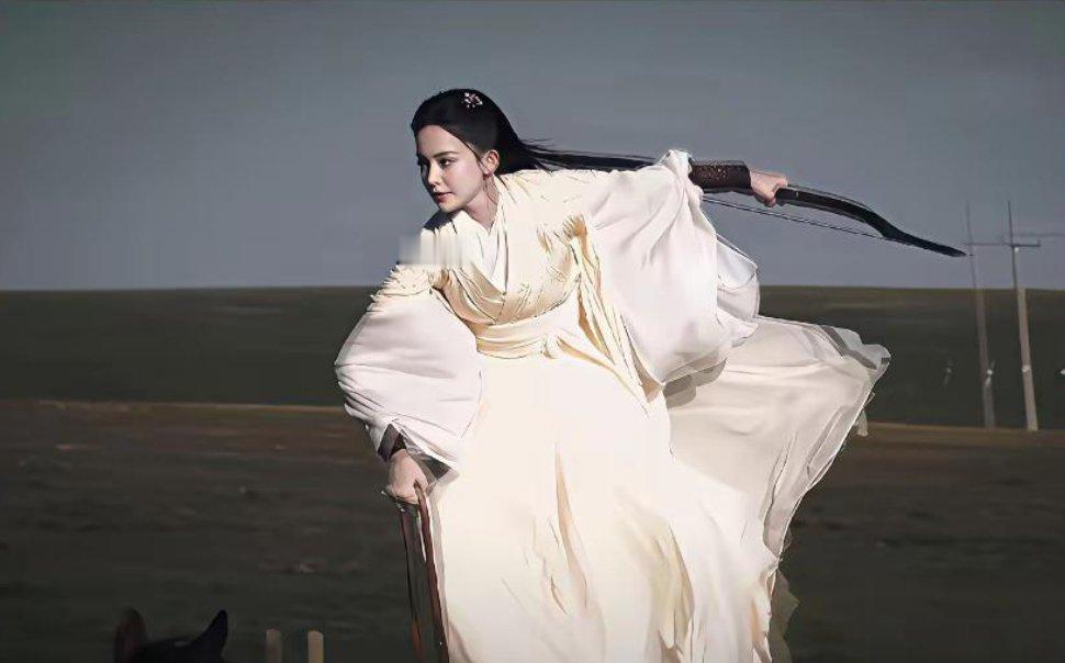 听说娜扎拍这个的时候把门牙都摔掉了，如今的门牙是补上去的。既没有威亚，也不能垫垫