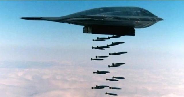 一位美籍华人表示：“自从美国用B2轰炸了伊朗之后，让中国人彻底失去了信心”。我想