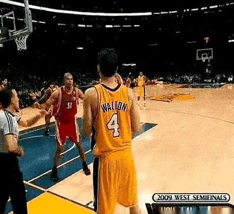 乔丹出手像喝水，科比出手像拆炸弹。一个抬手就进，一个把自己折成纸飞机才摸到篮筐