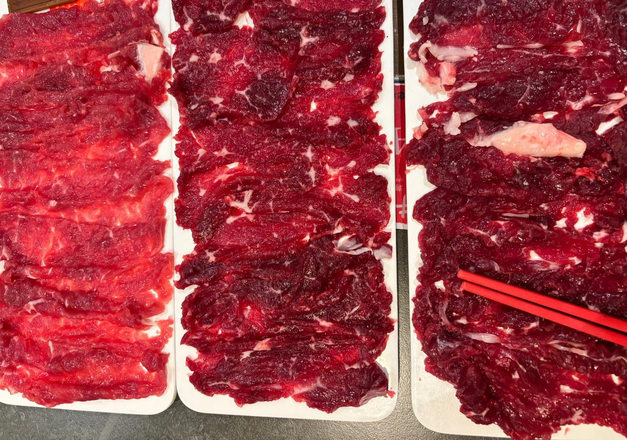 潮汕牛肉，三份肉，价格103，锅底20-60，小料8元/人，有免费水果。这是
