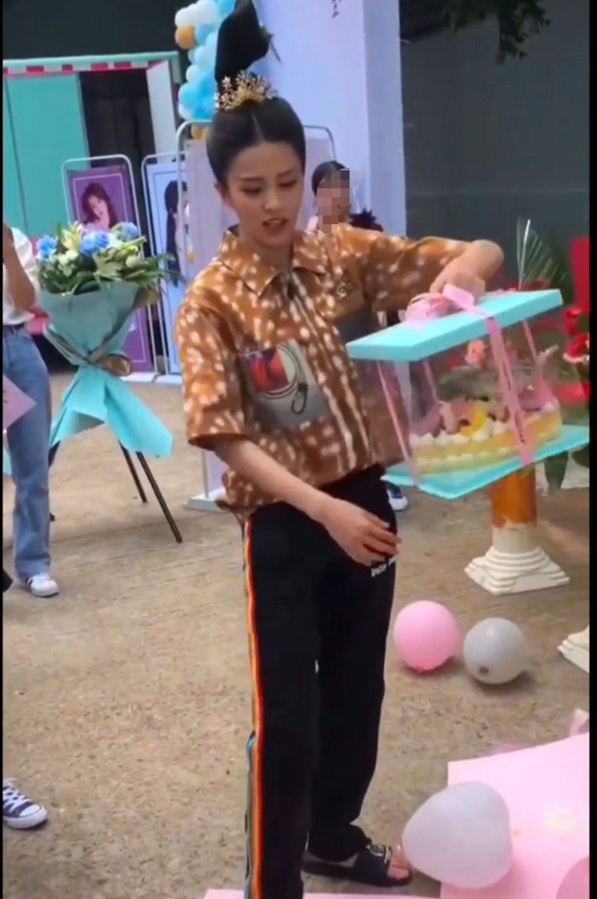 不懂就问，白鹿身上穿的是什么品牌的衣服，必须严格避雷啊！好像地摊货啊！