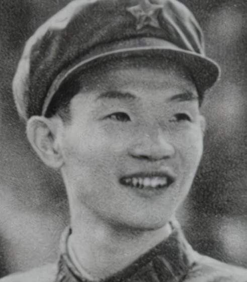 1979年，一名解放军小战士，被两名越军前后夹击，用尽浑身解数也无法脱身，危急时