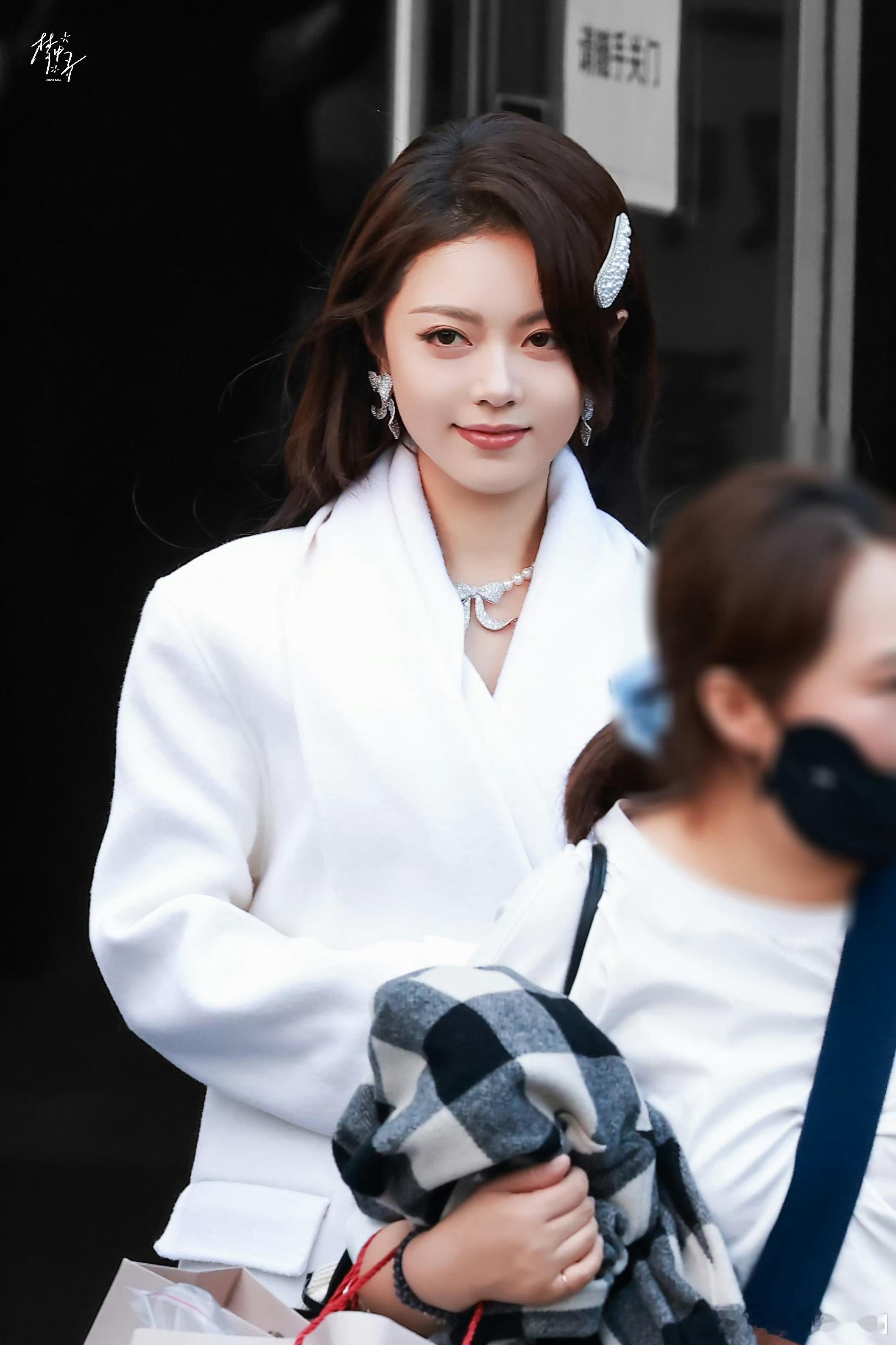 赵今麦嗨六上班路透！大小姐聂曦光好美