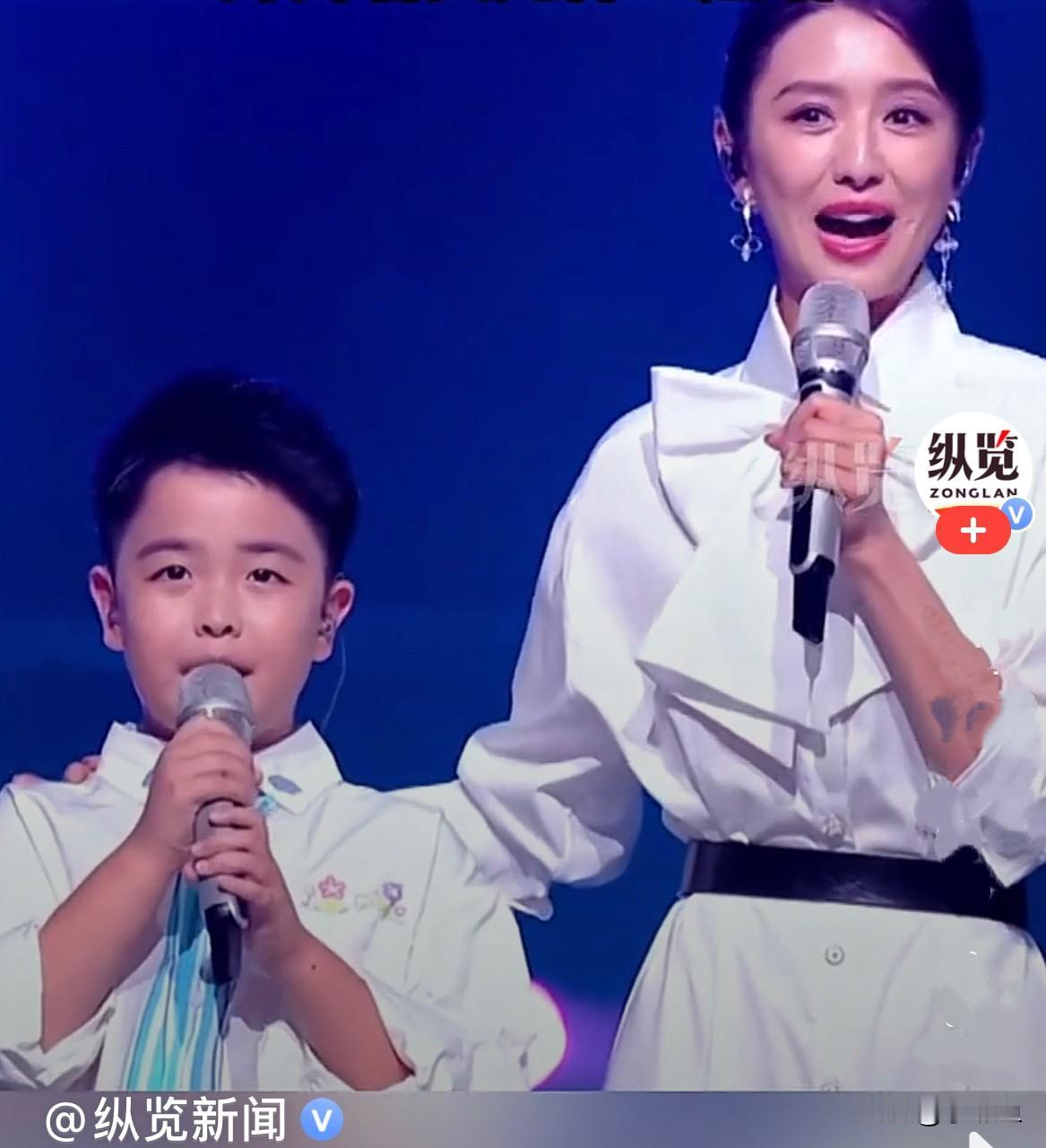 女神来了大湾区演唱会，我的女神佟丽娅来了，和一小男孩合唱《世上只有妈