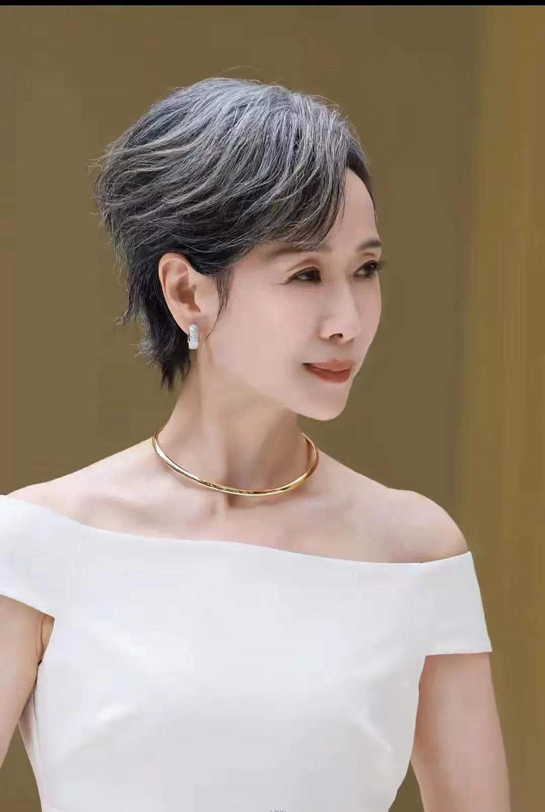 叶童现身深圳，优雅气质惊艳全场近日，叶童现身深圳万象天地，受邀出席兰蔻品牌