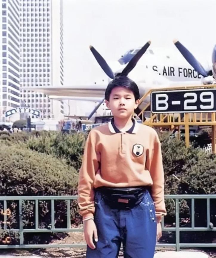 一张老照片，拍摄于1991年，大家看看在公园里身前腰包着实抢眼的这位小男孩是谁！