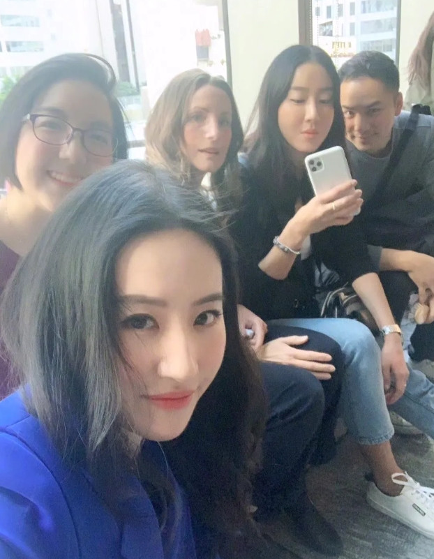 杨幂:你觉得我漂亮还是你漂亮刘亦菲:哈哈，当然是你漂亮啦！你是女神，我是女神经