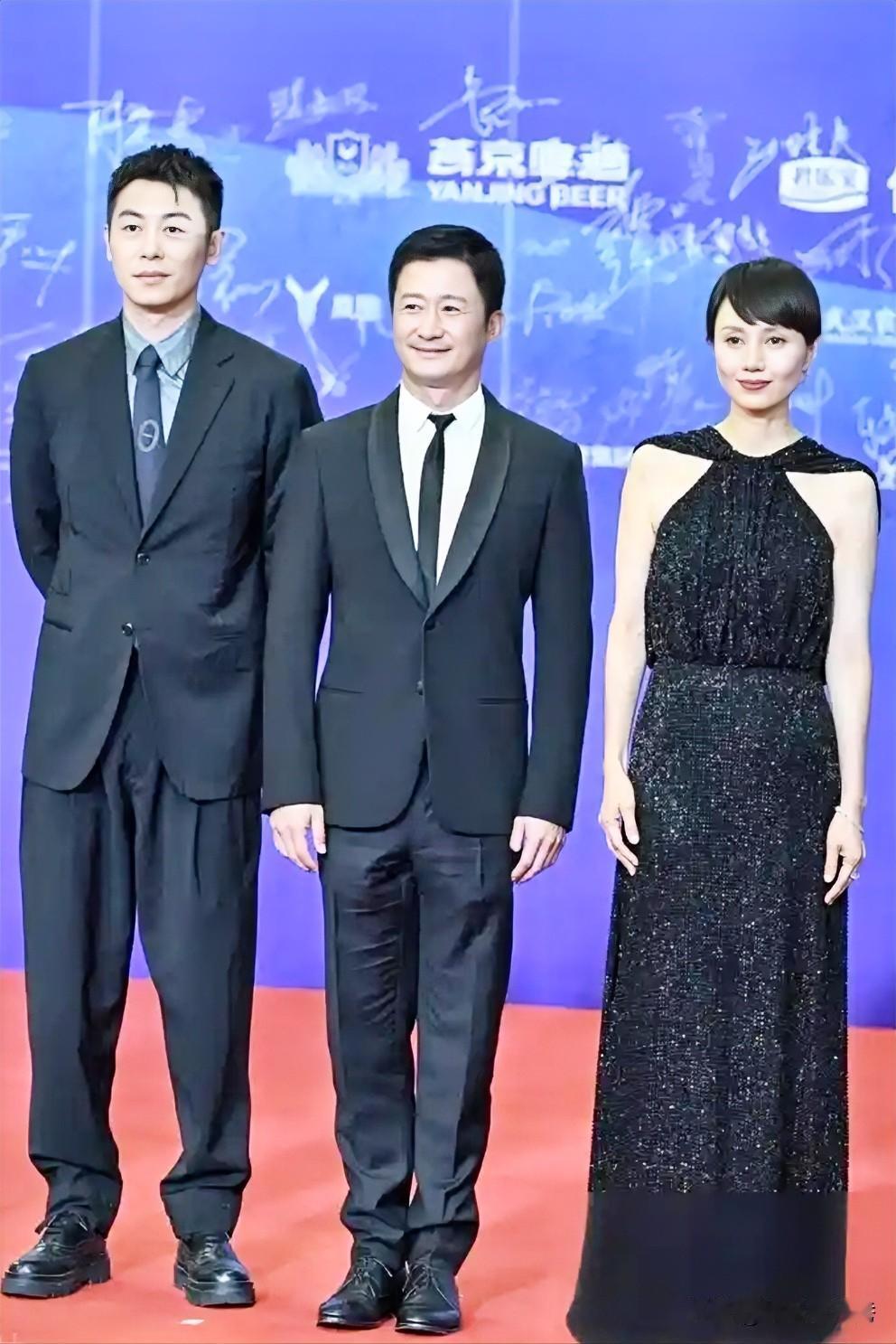 左边朱亚文，右边是袁泉，如果论演技，感觉他应该站在最边上！他们三个站一块，朱