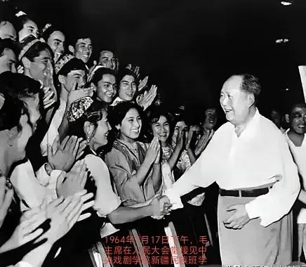 毛主席：人的进步有两条：一是，发展自己的特长，二是，改变自己的缺点。毛主席的话