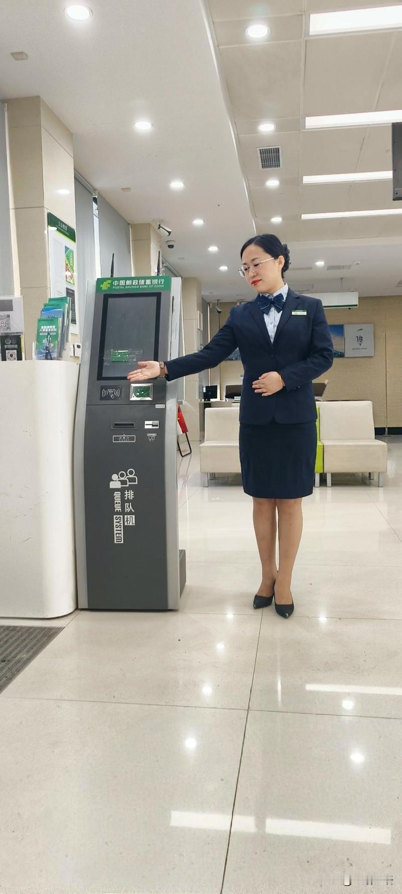 村镇银行有一段时间特别火，工作不忙，任务不重，工资还高，待遇也高。那时女儿在现