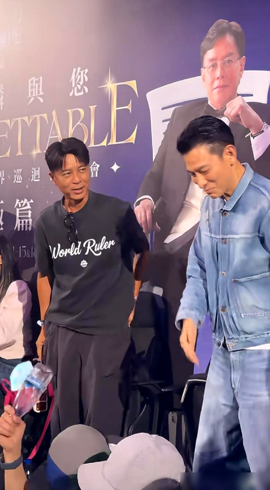 刘德华被十几个保安围成铁桶，李克勤自己拎着话筒就上去了。同台合唱《朋友》，排场差了十万八千里。可李克