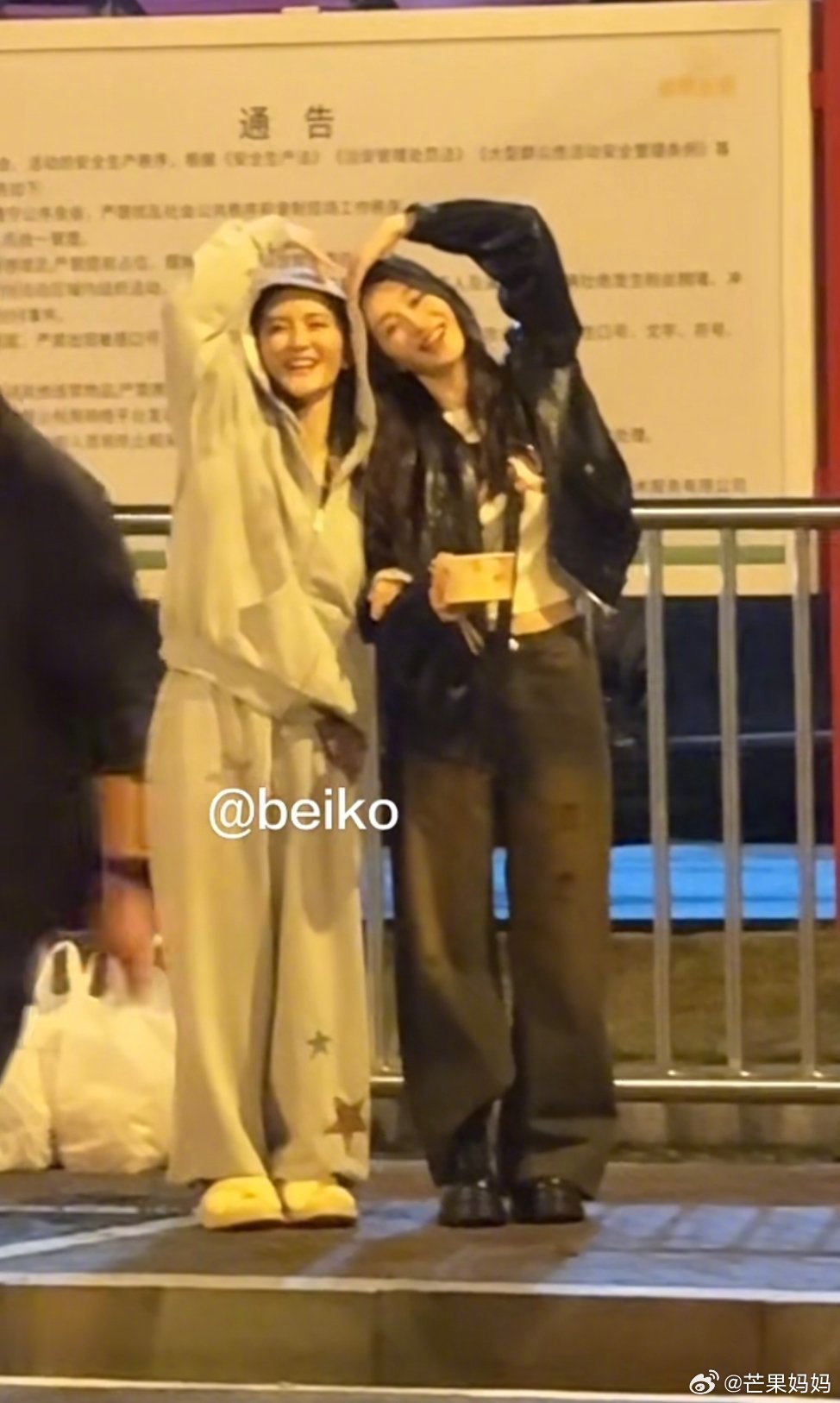 在浪姐嗑到第一对这不就来了！谢娜李小冉下班路透直接比心亲亲，真闺蜜就是最甜的，之