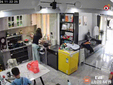 浙江温州一名女子在厨房做饭时,由于油锅已经加热了很久,而女子又直接把没沥干的食材