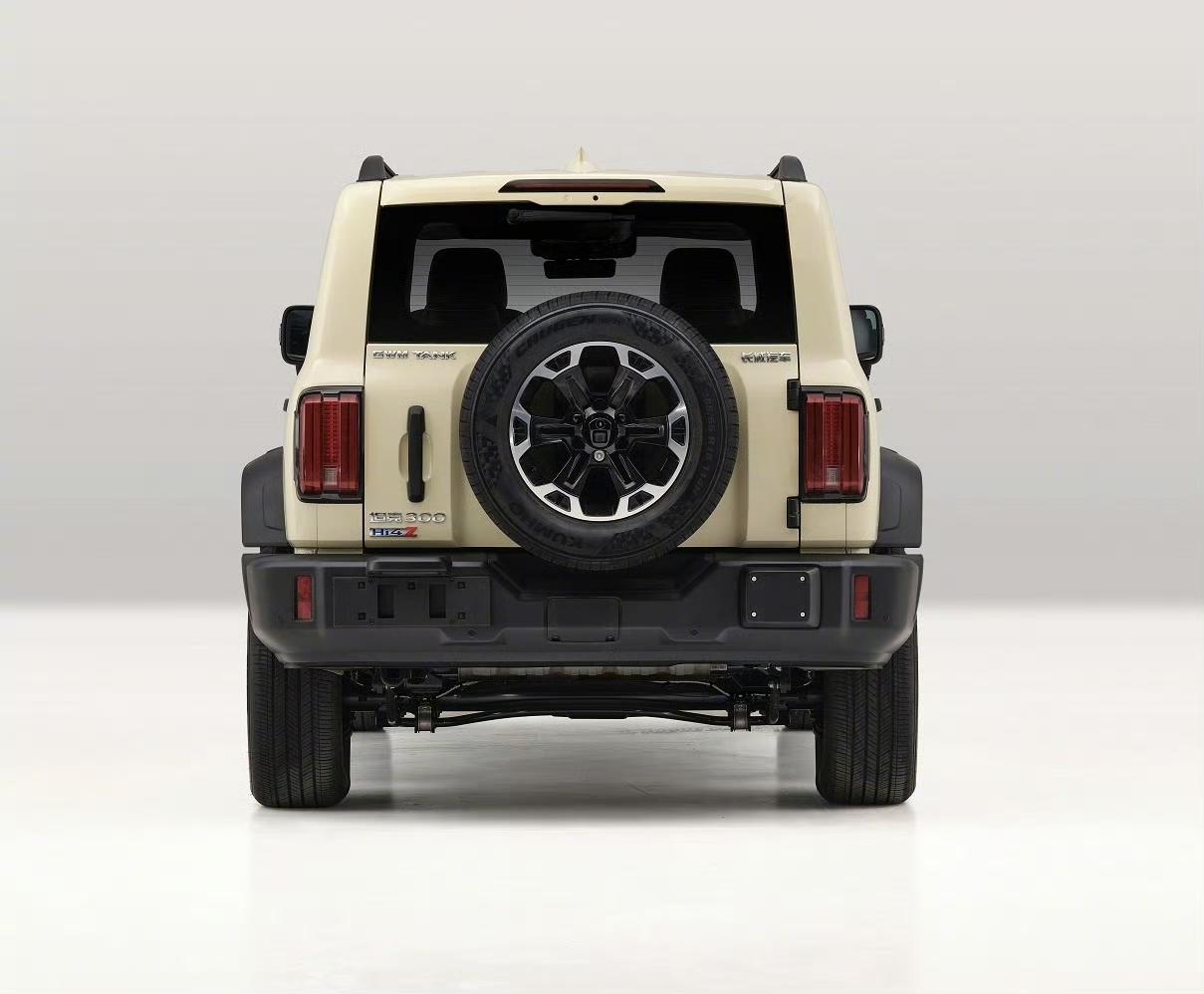 新款坦克300来了，前轴前移，姿态更像牧马人了，车身长度加了136mm，轴距加了