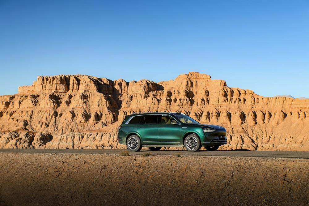 问界M9与传统豪华车，两条不同的价值曲线把问界M9和同价位的传统豪华车放在一起