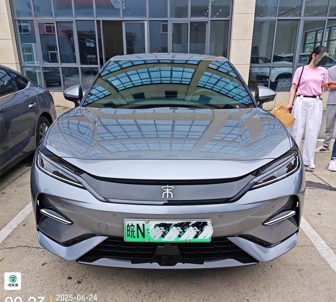 比亚迪宋L，刚买一个多月的全新车，B柱被撞了一个大坑，两个车门都要换！心里很不