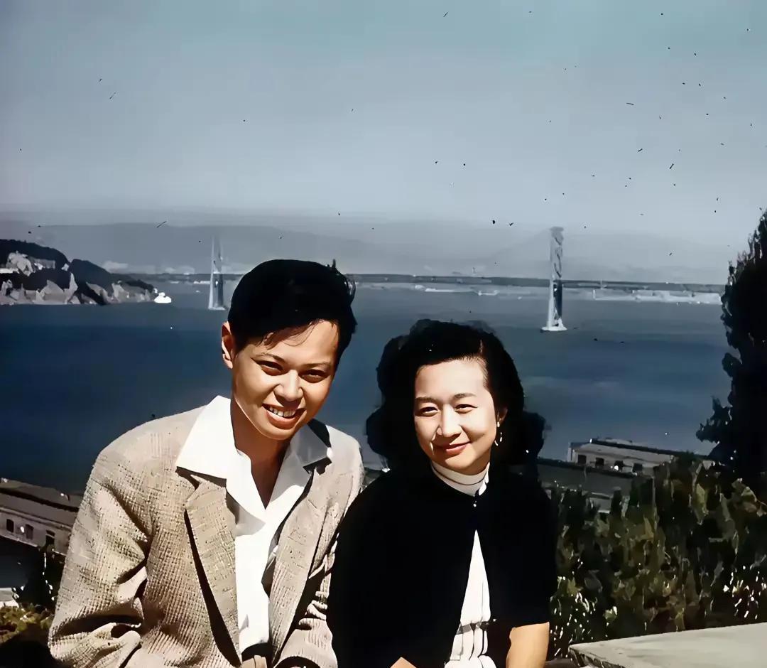 这是1956年在旧金山，杨振宁与夫人杜致礼的合影照。当时杨振宁34岁，脸上笑容