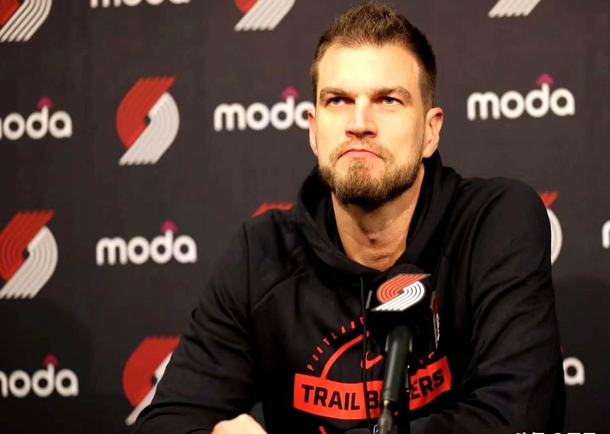 开拓者主帅不装了？一谈杨瀚森就敷衍，脸上的不耐烦藏不住了！开拓者主帅斯普