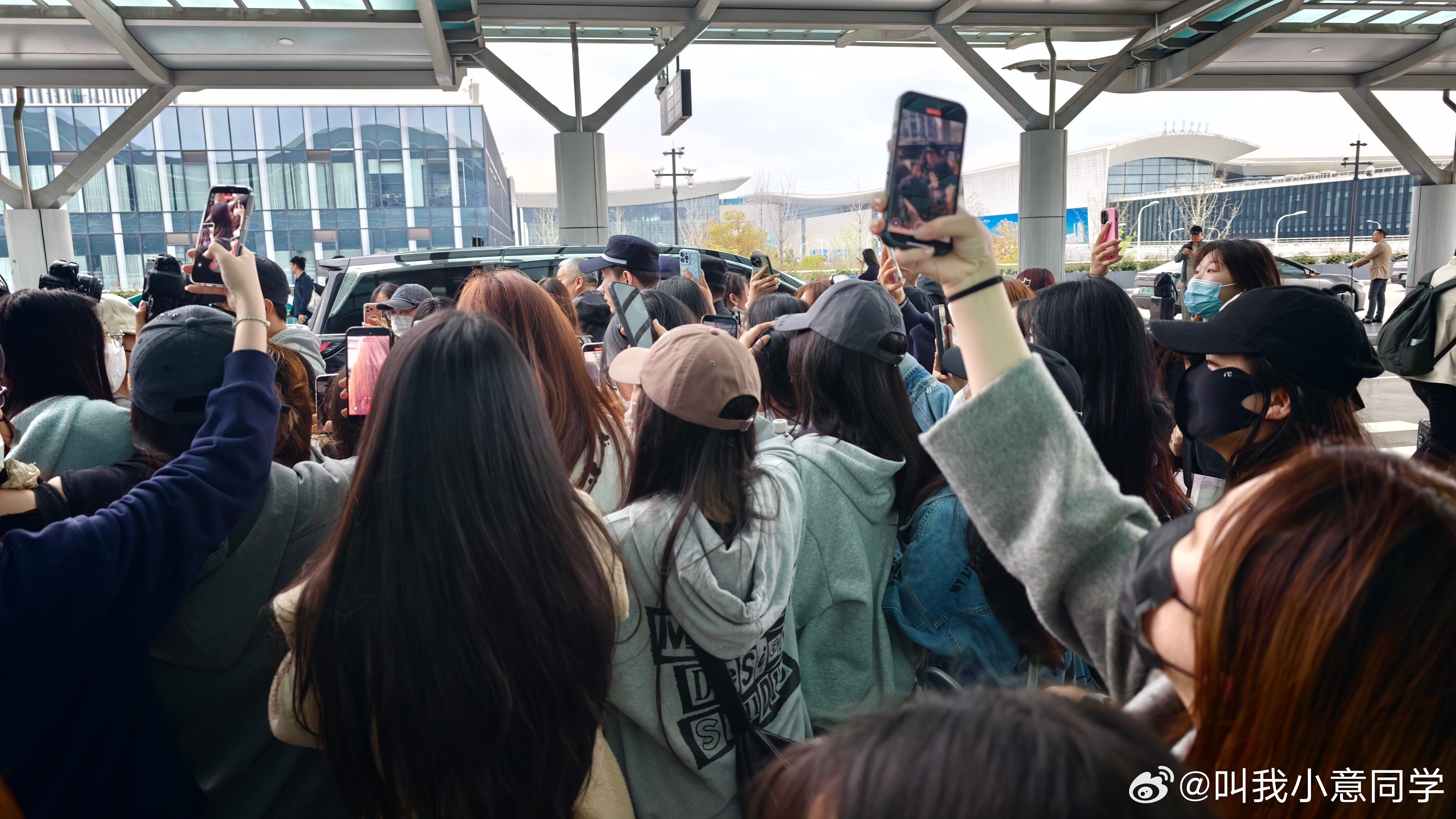 一出机场遇到好多人来接机，有认识的吗
