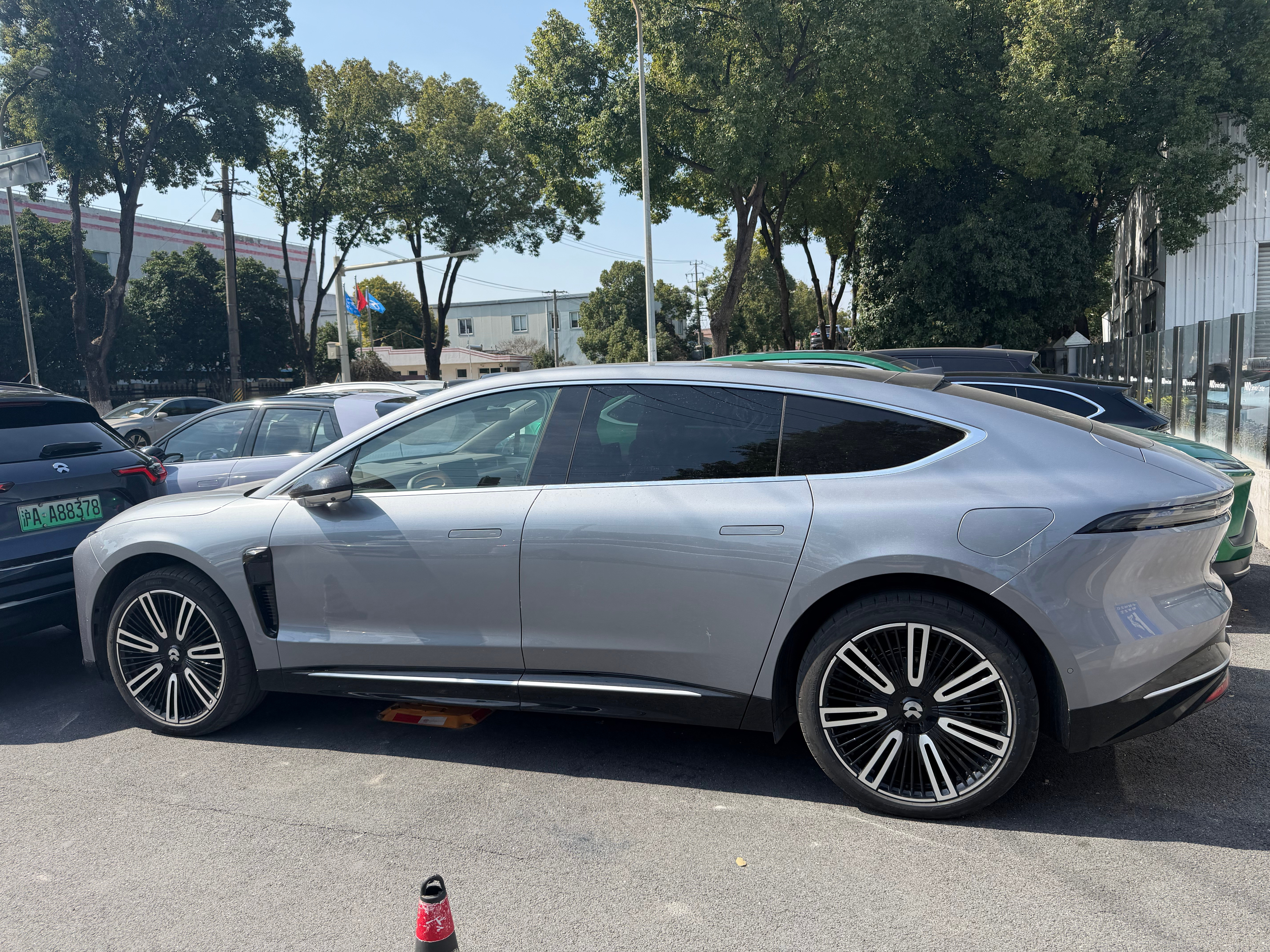 白色的ET9好看吗