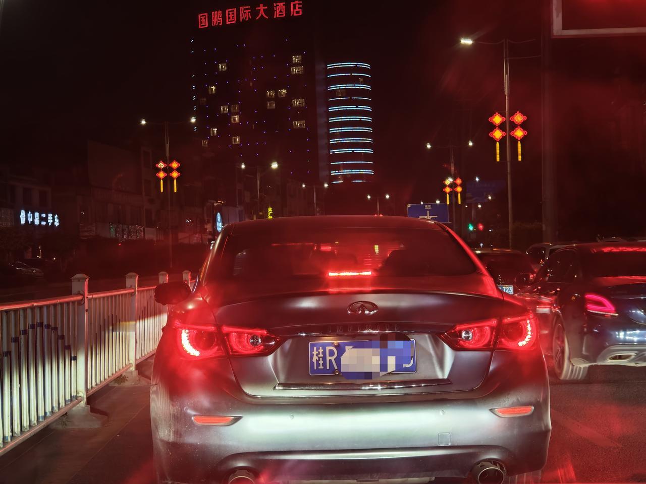 国产车的外观设计到底差在哪？比如这款英菲尼迪Q50的鹰眼仿生尾灯设计，在夜晚特别